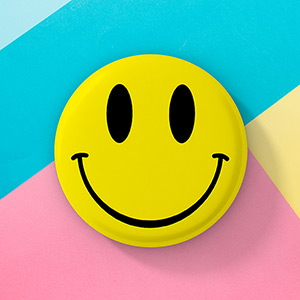 Ce modèle de badge smiley est un cadeau publicitaire qui a fait fureur dans les années 80.