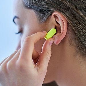 Cette entreprise assure le marquage de bouchons de protection pour les oreilles.
