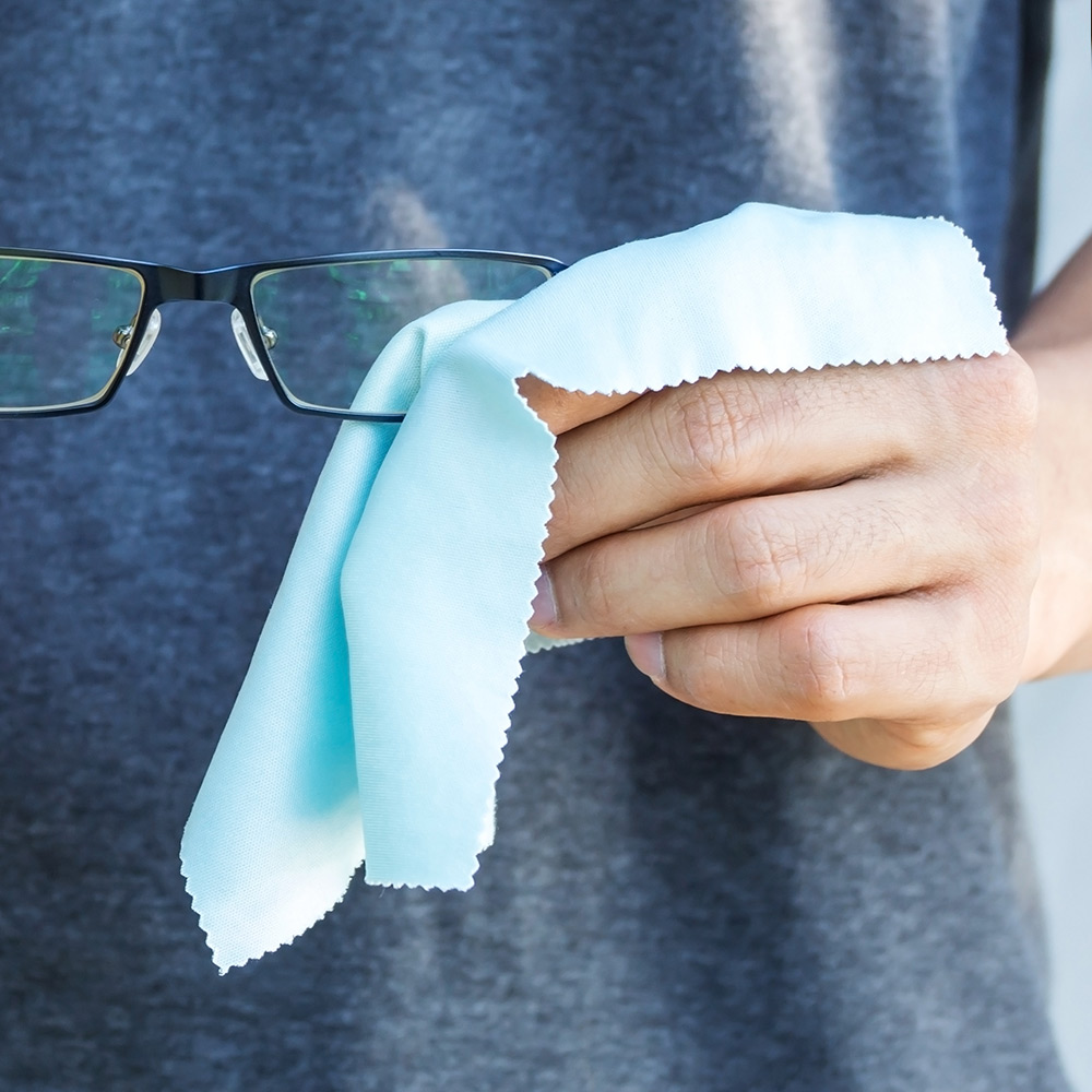 Comment nettoyer ses lunettes avec une microfibre de qualité professionnelle
