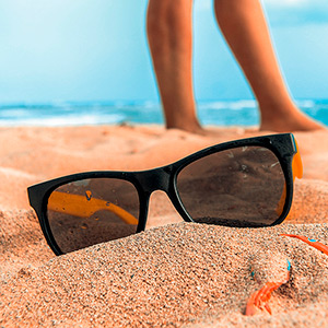 Ce modèle de lunettes bicolore est très répandu sur les plages.
