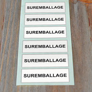 Les étiquettes en rouleaux servent dans l'industrie à l'étiquetage des cartons d'emballage.
