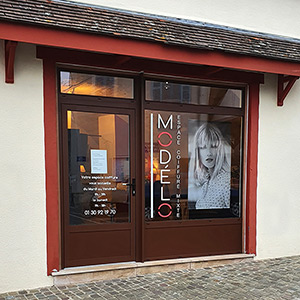 Fournisseur d'adhésifs grand format pour habillage de vitrine à Mantes-la-Jolie (78).