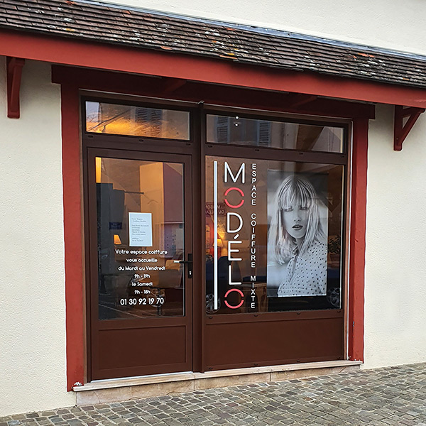 Fournisseur d'adhésifs grand format pour habillage de vitrine à Mantes-la-Jolie (78).