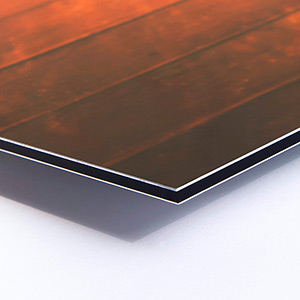 Vue de profil d'une plaque de Dibond aluminium.